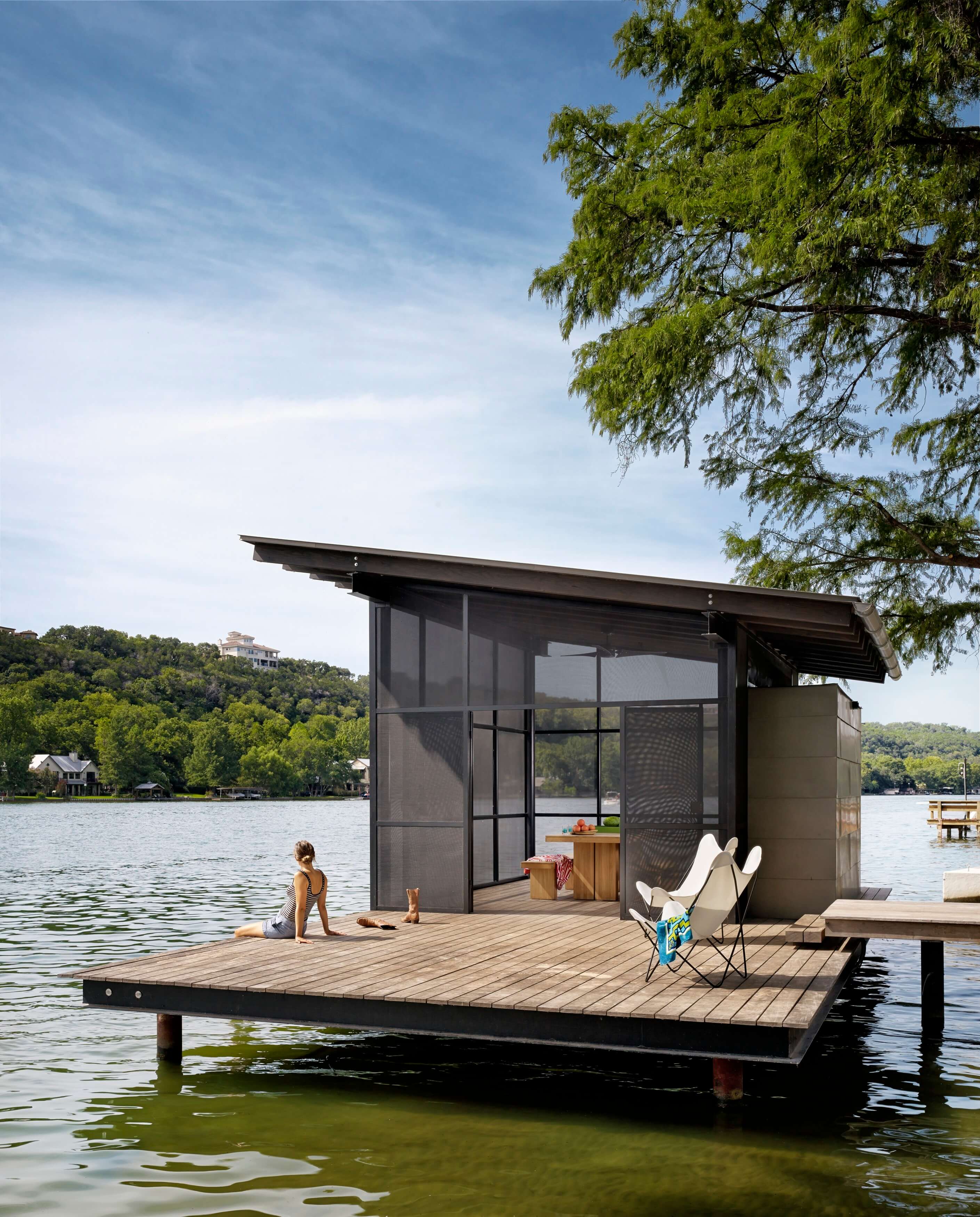 Красивые дома на воде. Тини Хаус на берегу озера. Дом на воде. Летний домик на сваях. Современный летний домик.